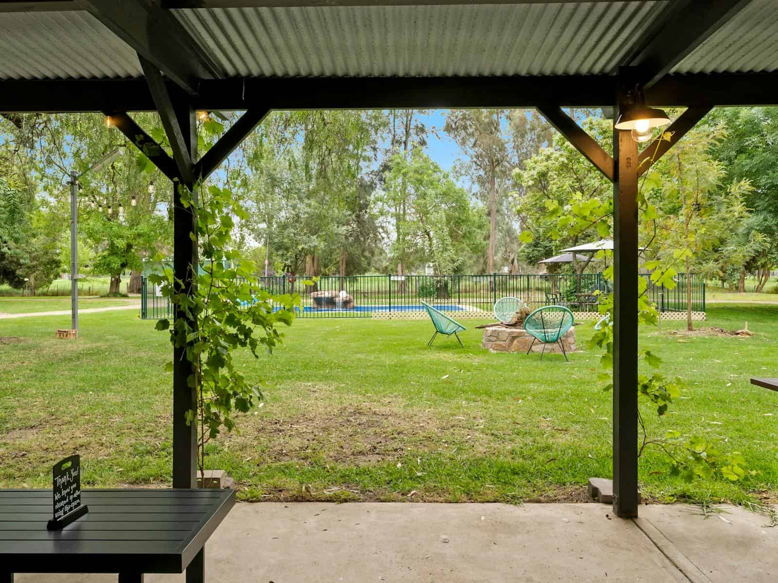 Moyhu Caravan Park and Camp Grounds