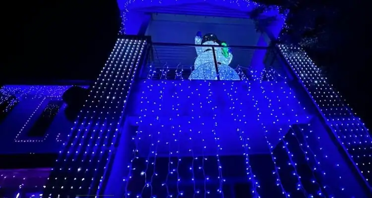 Strathmore Mega Display